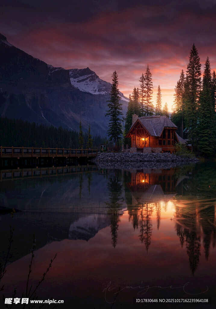 湖畔暮色中的温馨小屋