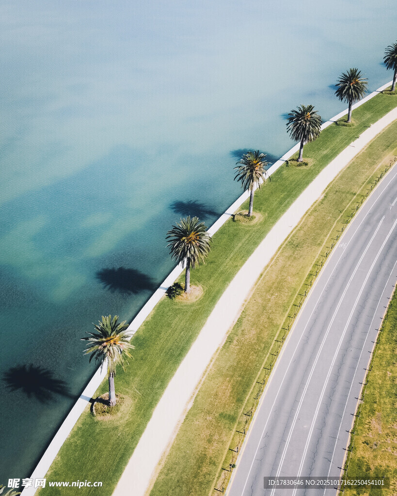 公路旁的湖岸风光