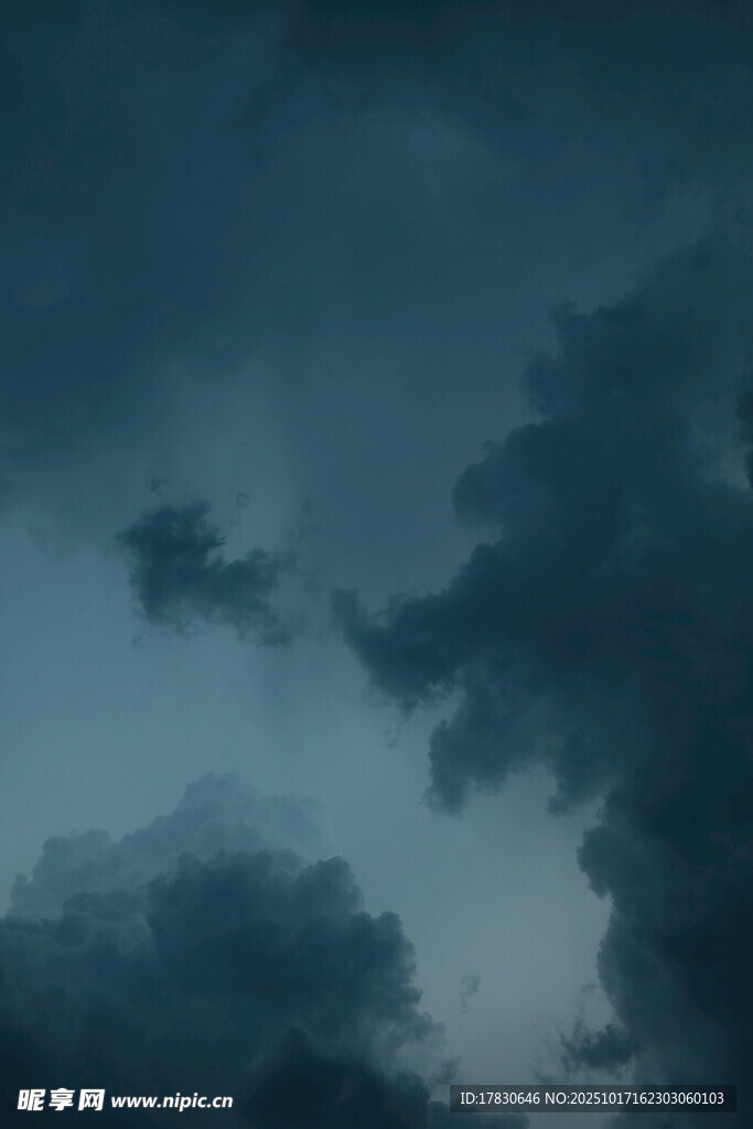 阴沉天空中的厚重云层