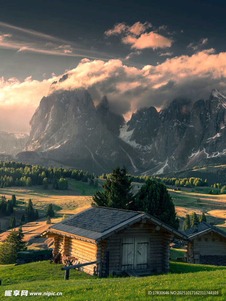 山间小屋的绝美黄昏景色