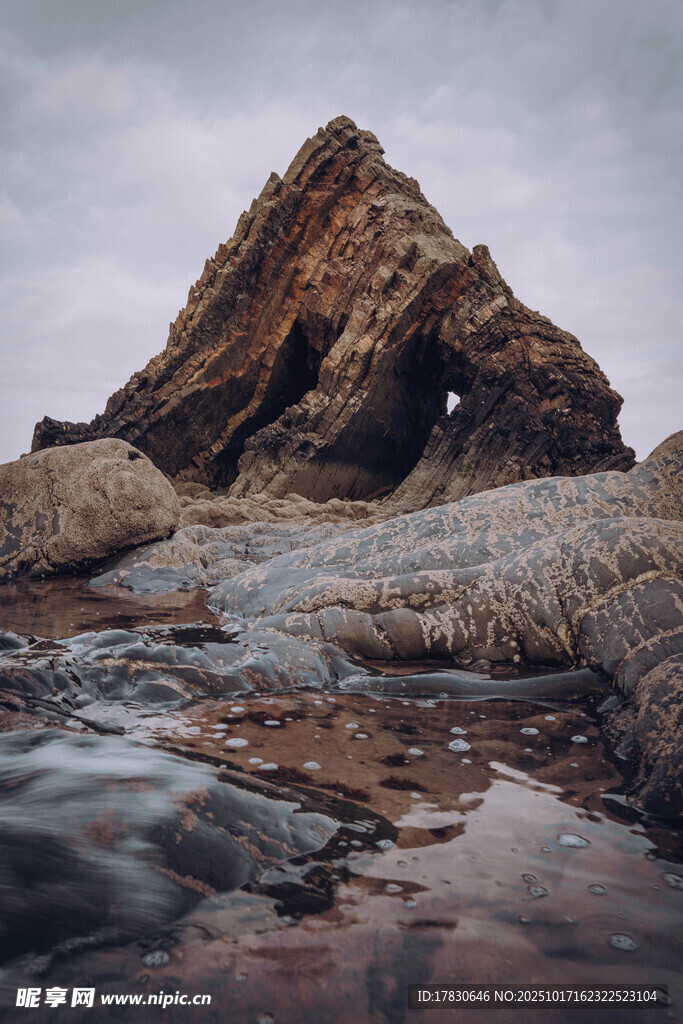 海边嶙峋怪石景观