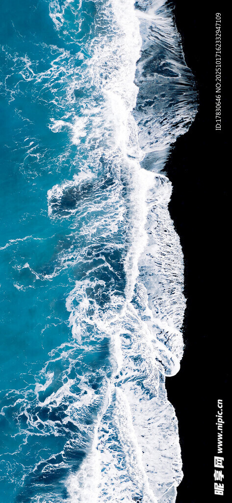 海浪拍打岸边的壮观景象