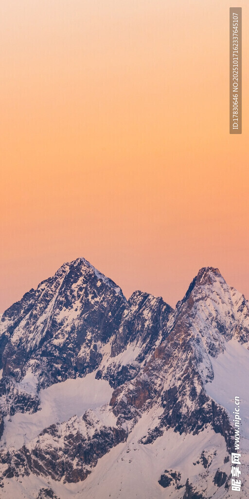 壮丽雪山夕阳下的绝美景致