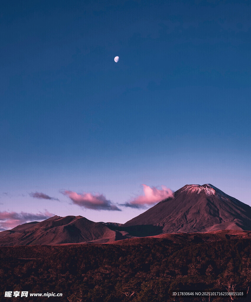 月夜下的壮丽山峦