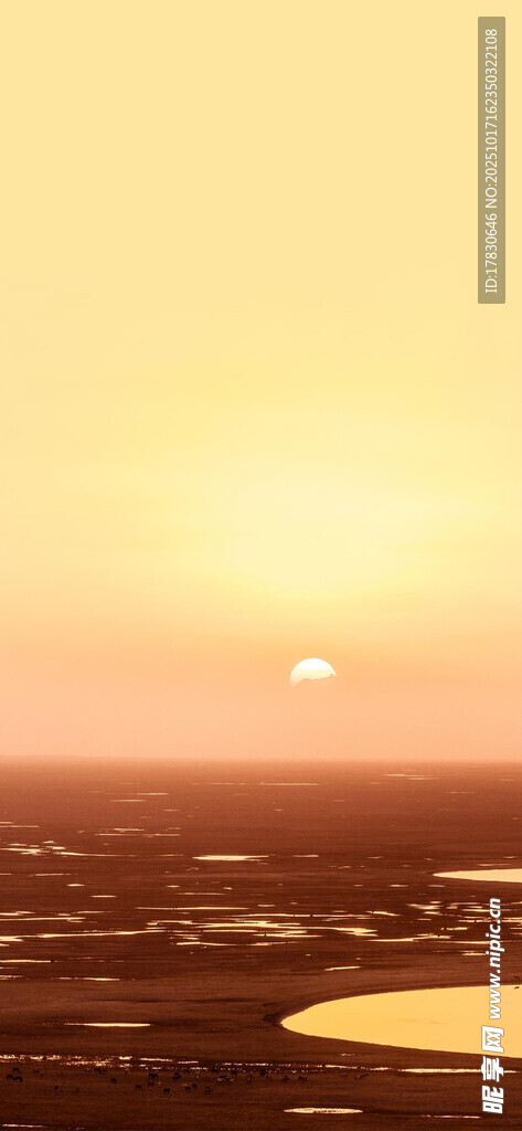 夕阳下的广袤大地景观
