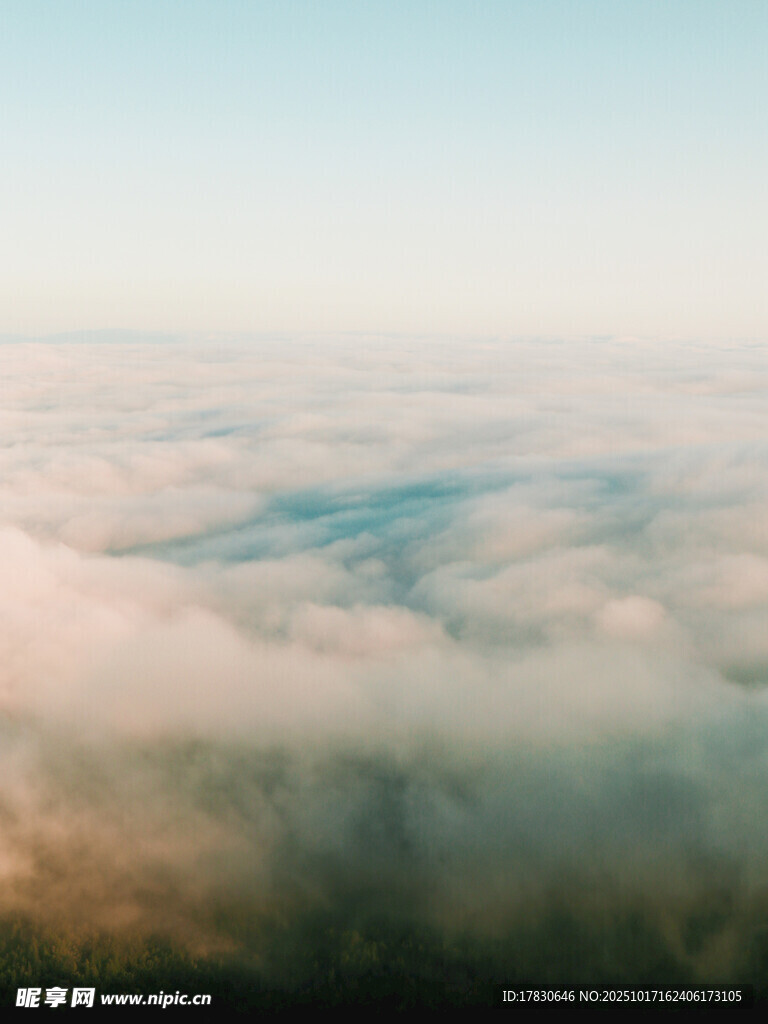 高空俯瞰云海美景