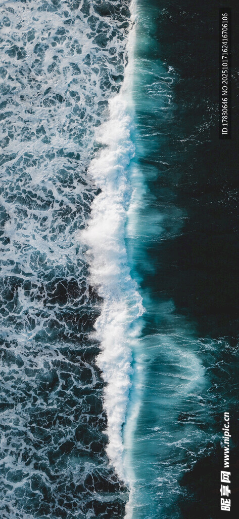 海浪翻涌的壮阔瞬间