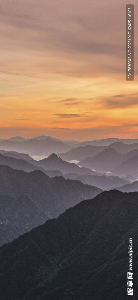 日出时分的壮丽山峦景色