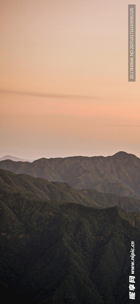 黄昏下的山峦美景