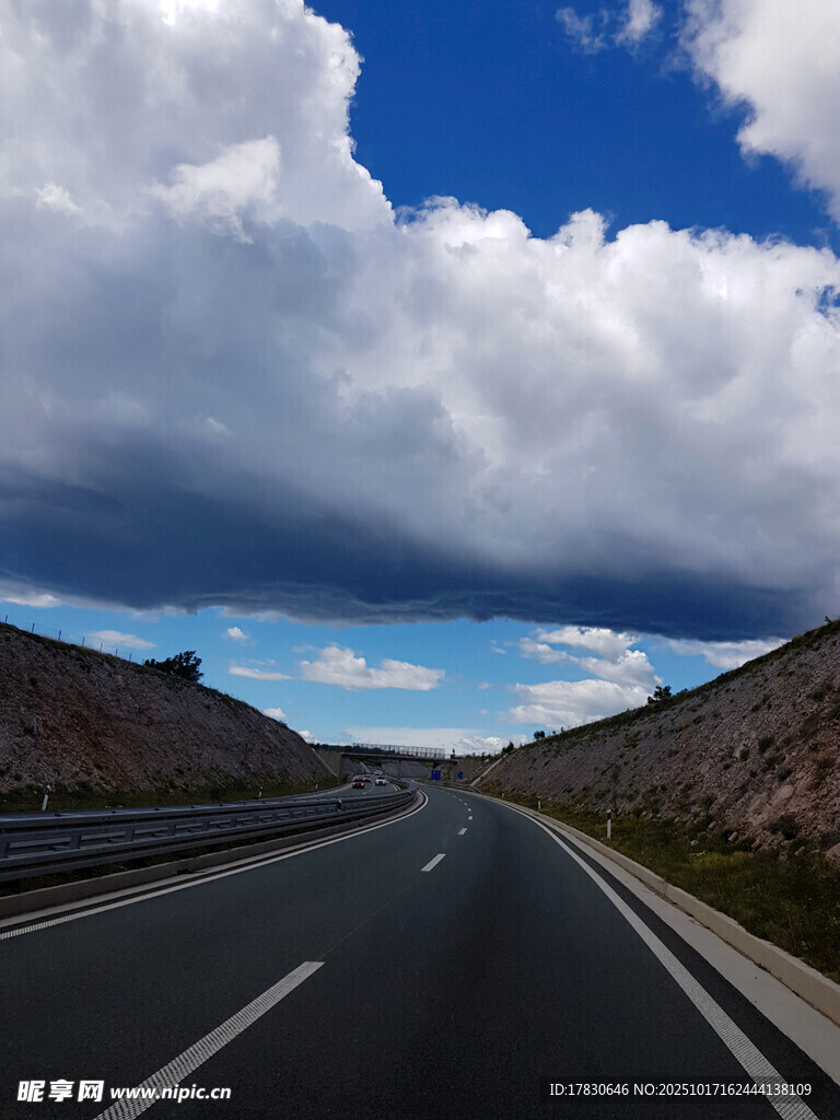 公路伸向远方的壮美风景