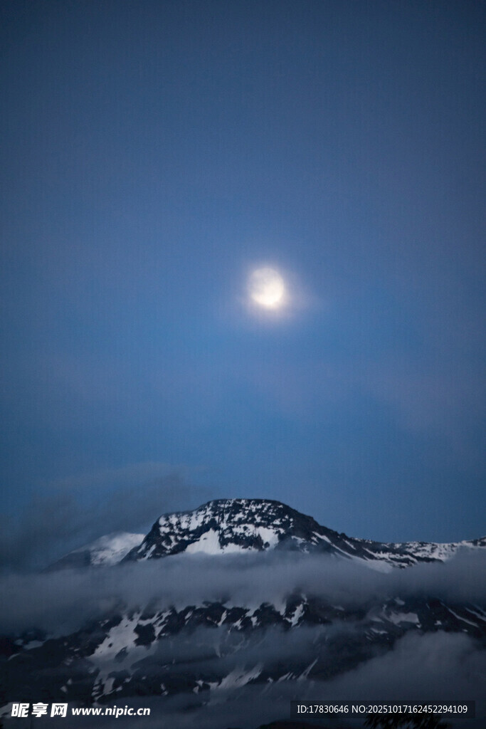 月夜雪山美景