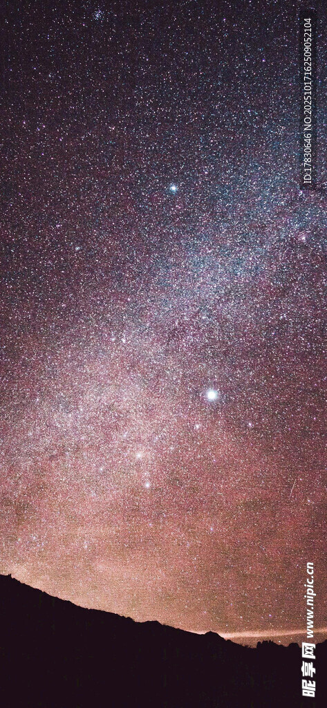 璀璨星空下的壮丽山峦