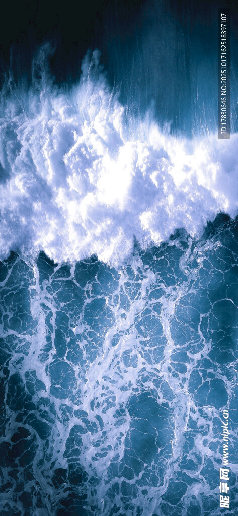 汹涌海浪气势磅礴的瞬间