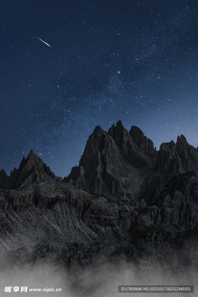 夜空下的巍峨山峦
