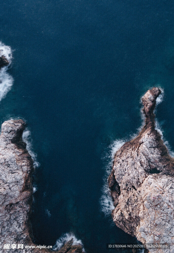 俯瞰海岸嶙峋岩石