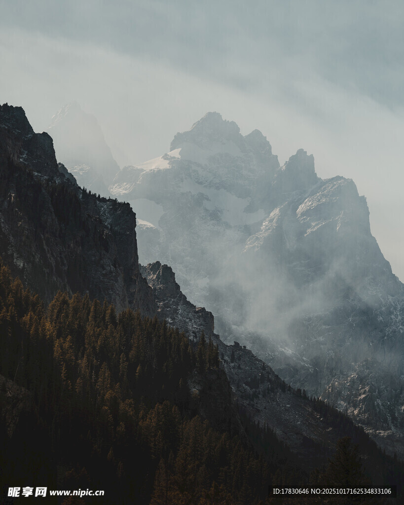 云雾缭绕的壮丽山峰