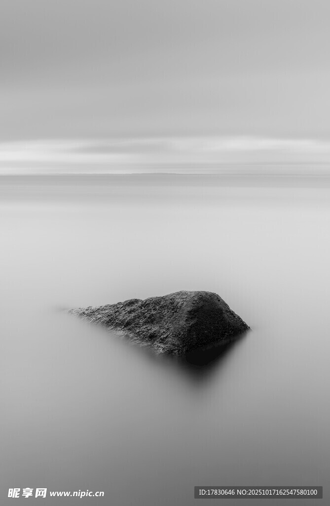 孤石静立海面