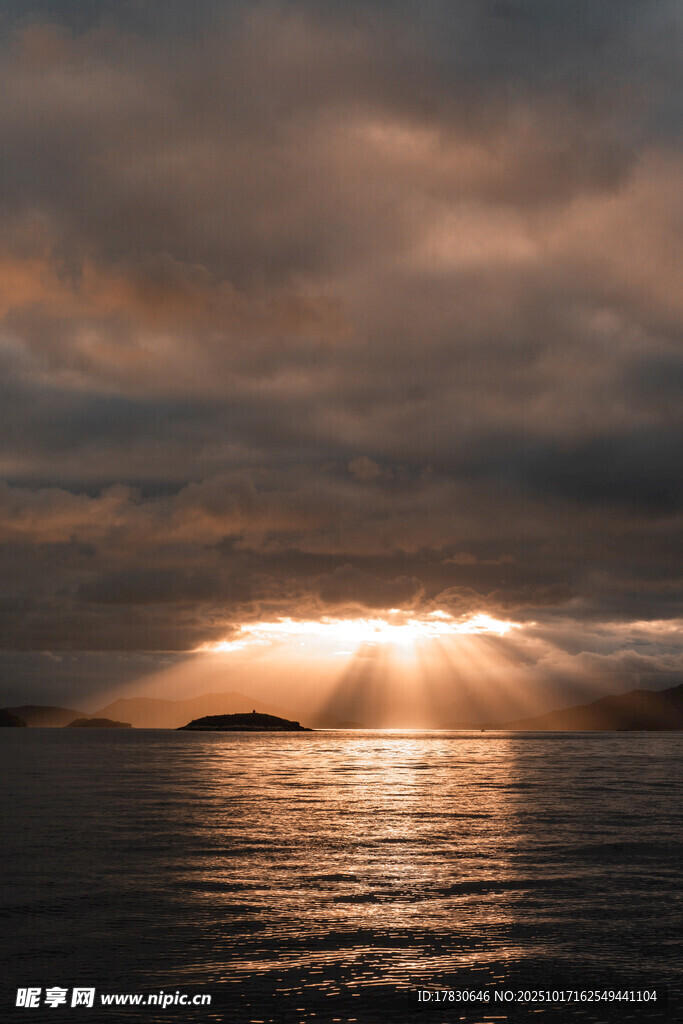 海上日落时分的壮丽景象
