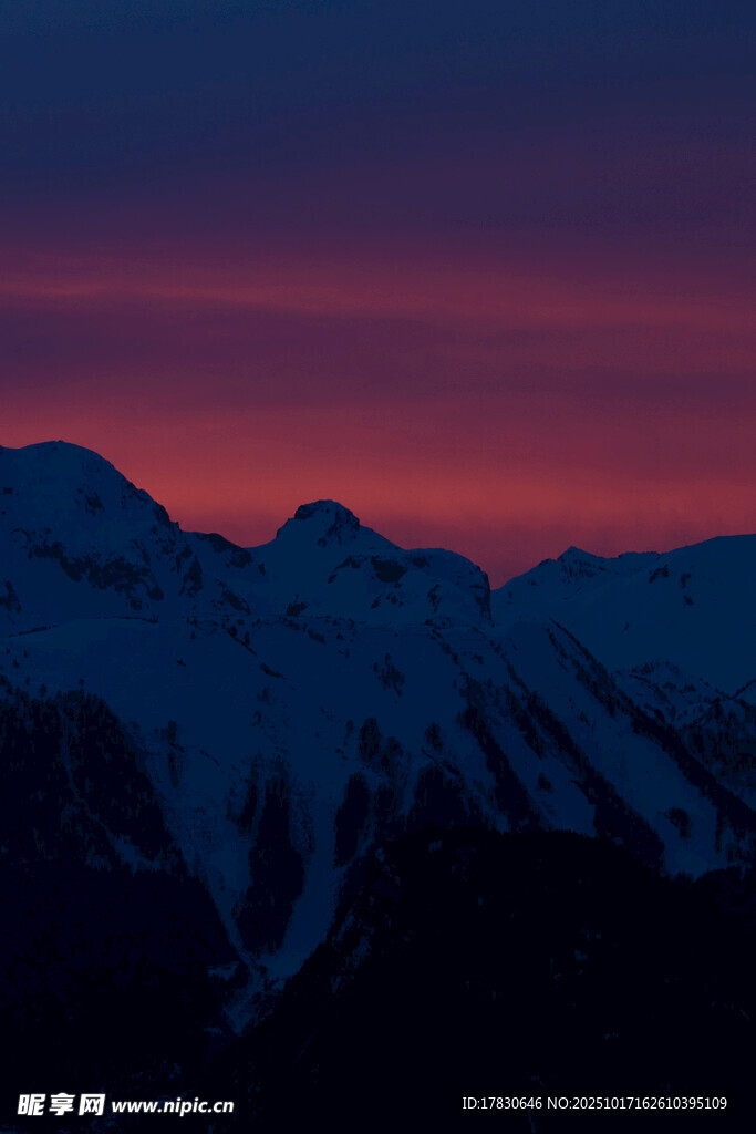 雪山暮色美景