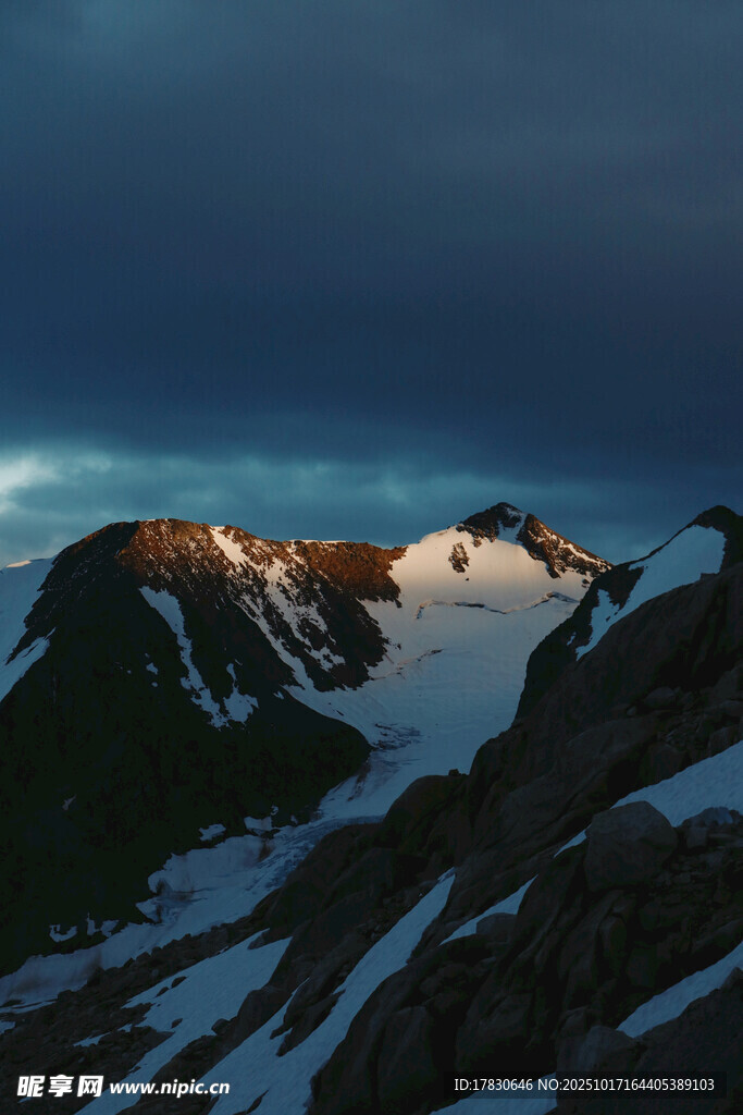 雪山黄昏美景