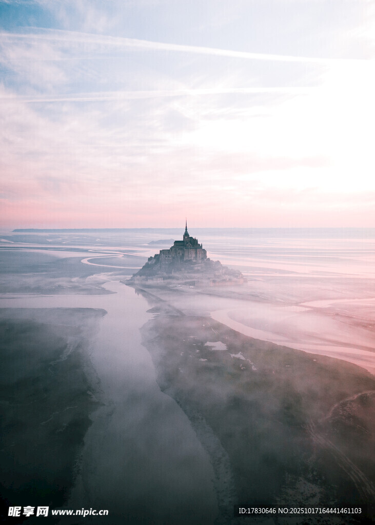 晨雾中的孤峰美景