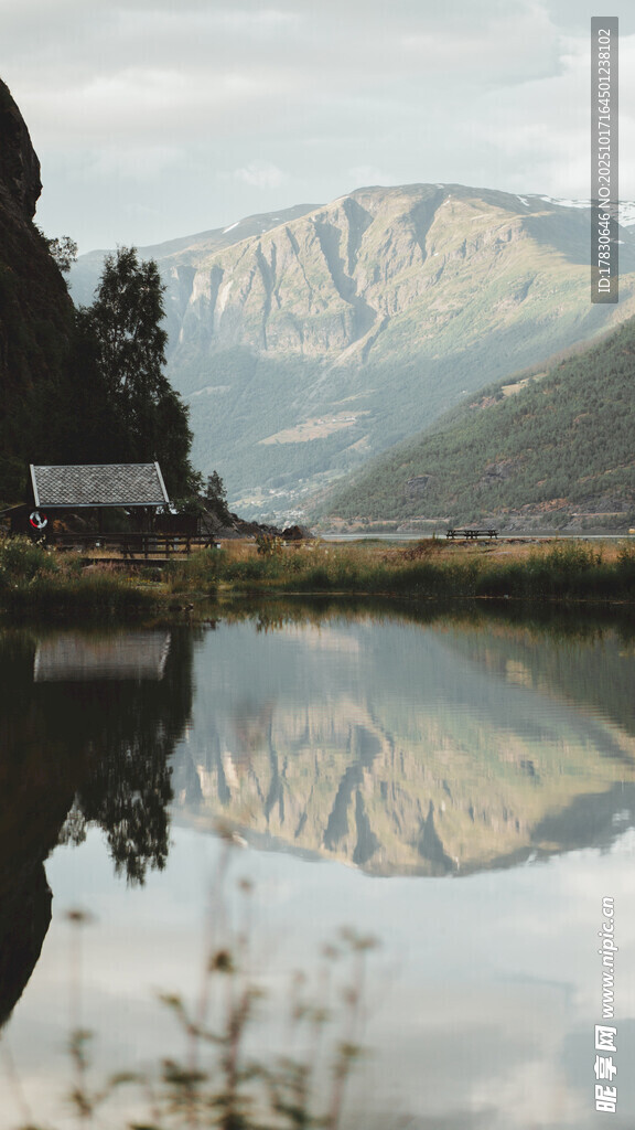 山水倒影的静谧自然景致