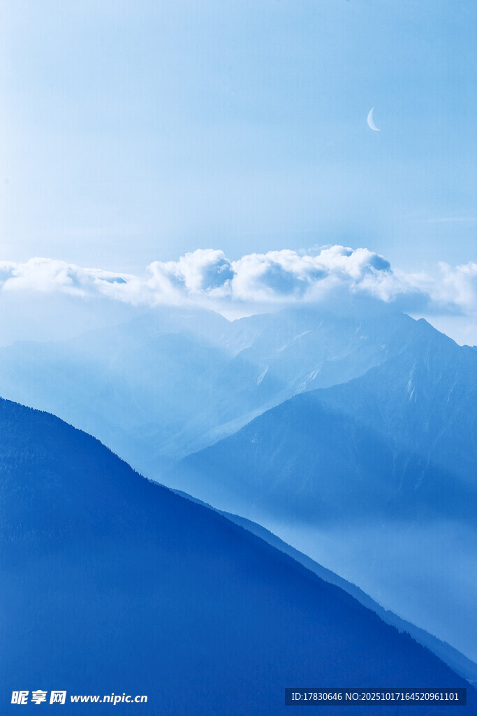 蓝色山峦间的云海美景