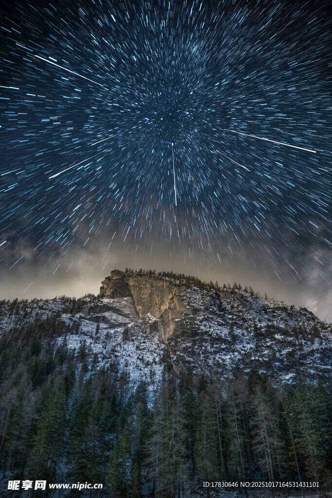 夜空下雪山森林的璀璨烟花