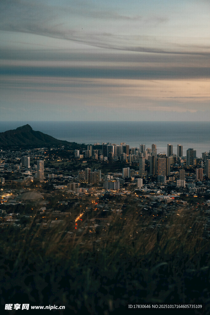 城市山海黄昏全景图