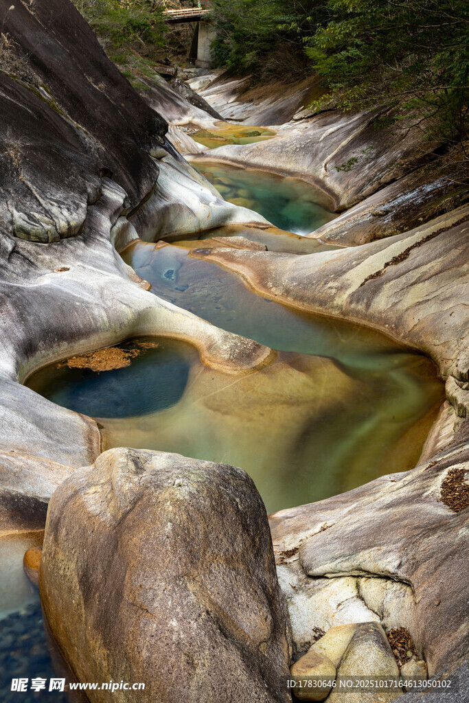 山间多彩溪流与嶙峋怪石
