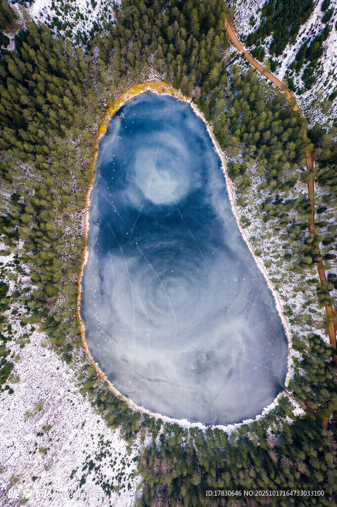 高山雪覆中的静谧蓝湖