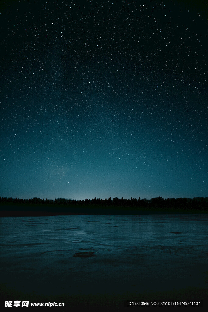 夜空下的静谧湖面