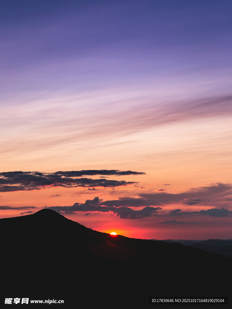 日落时分的壮丽山景