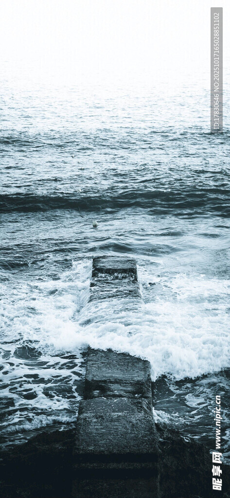 海浪拍打岸边石阶