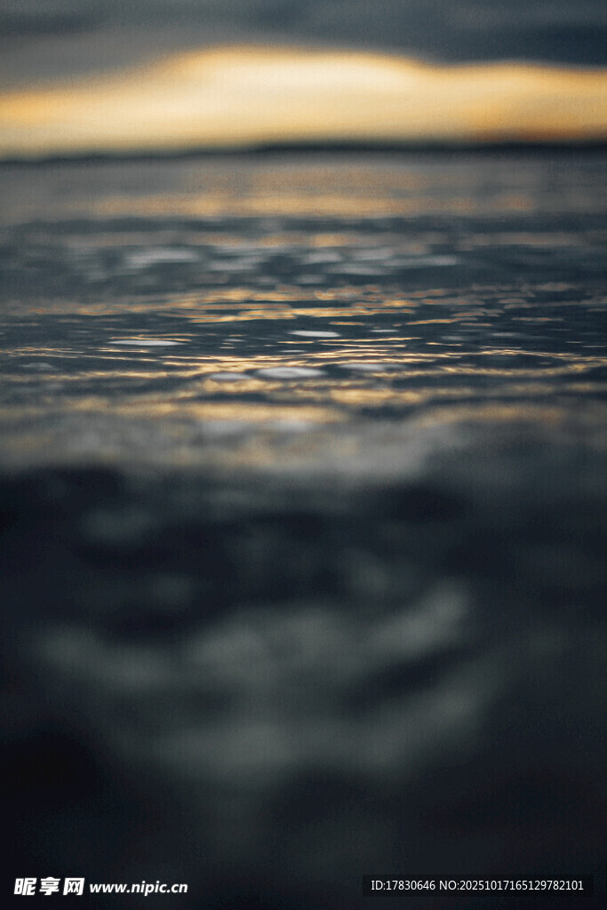 黄昏下的宁静海面