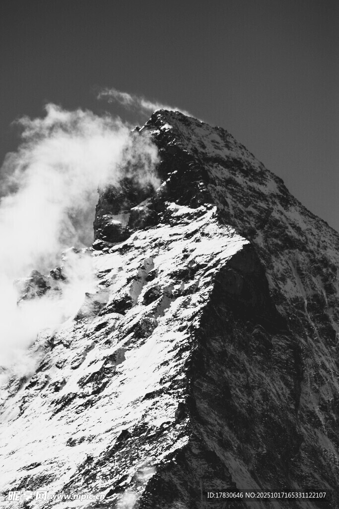 巍峨雪山云雾缭绕