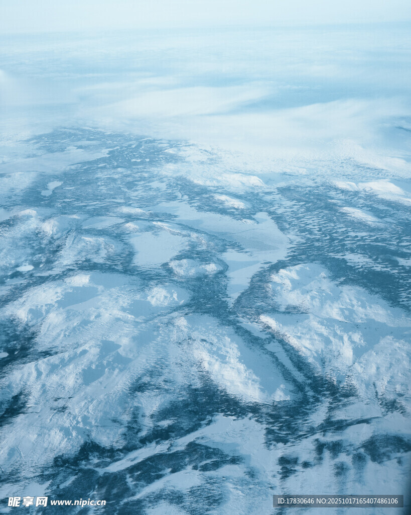 冰雪覆盖的壮丽山川景观