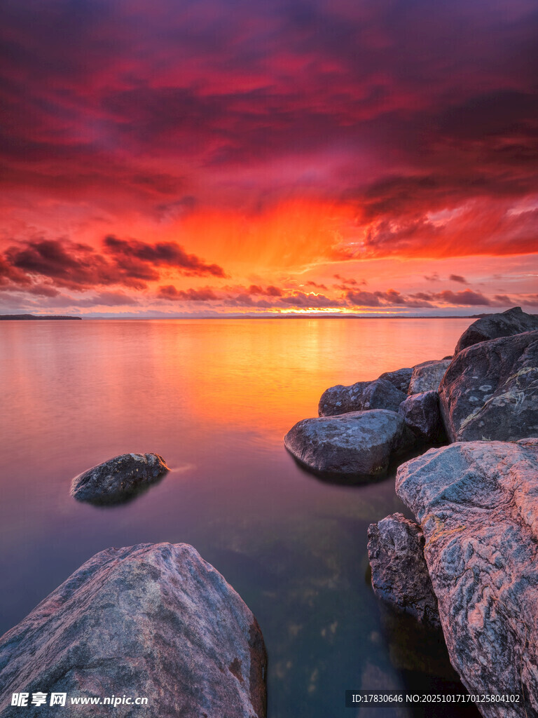 海边壮丽日落与礁石景观