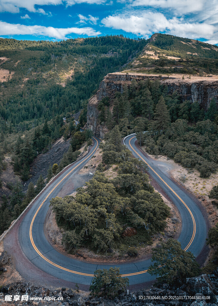 山间蜿蜒公路俯瞰美景