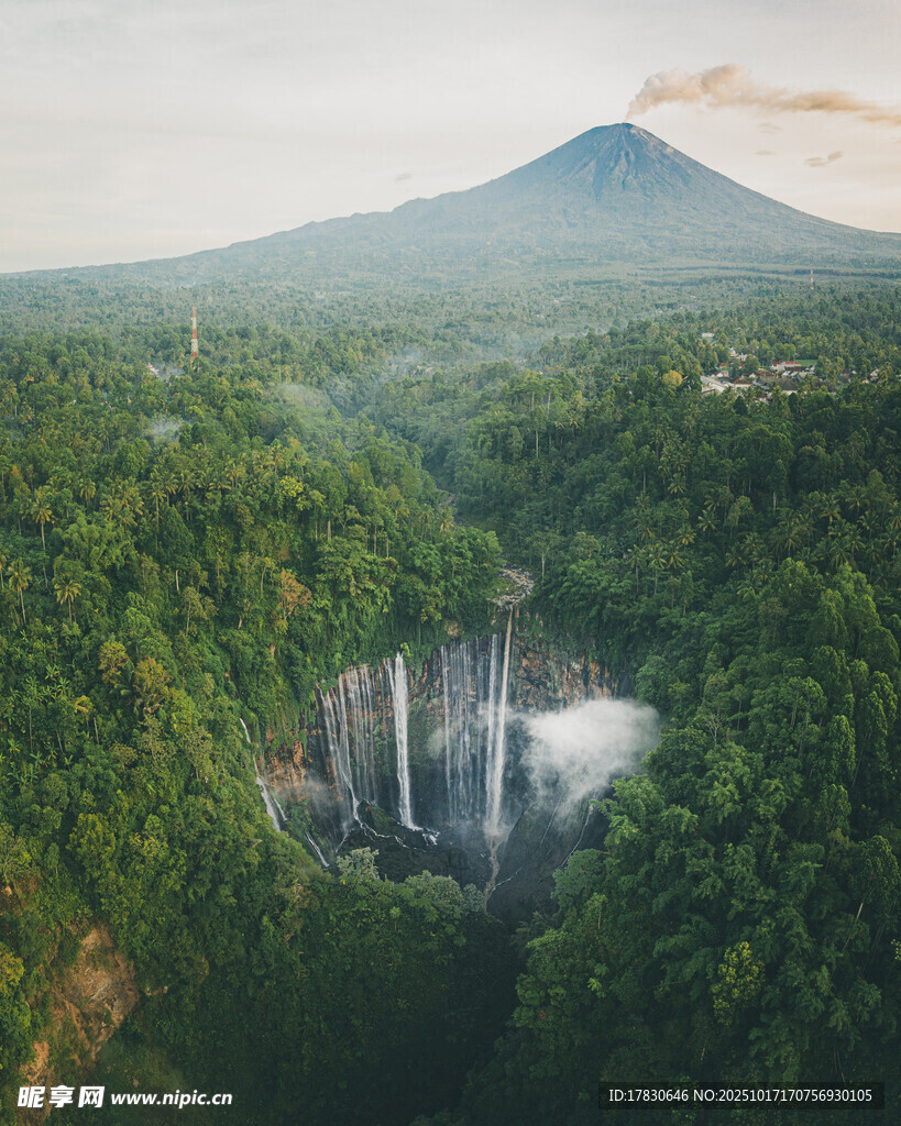 山林间壮丽瀑布与巍峨火山