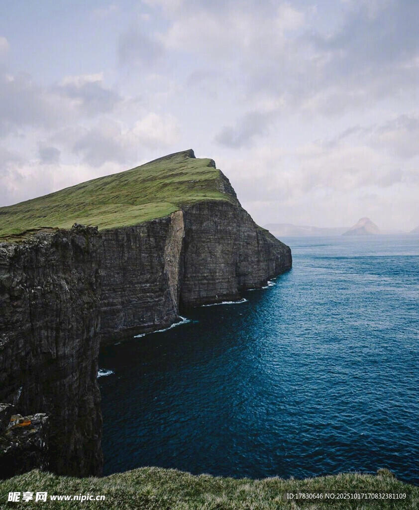 悬崖边的壮阔海景