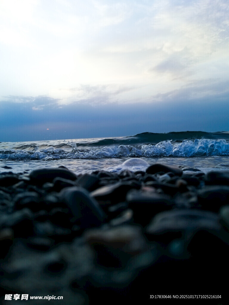 海边石滩上的浪涌景象
