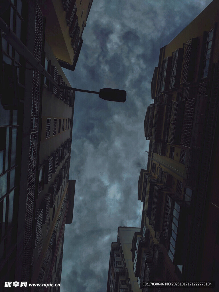 仰视城市高楼与阴沉天空