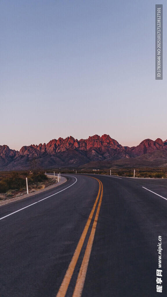 公路尽头的壮丽山景