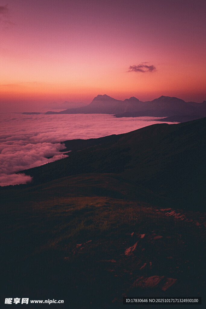 日落时分的海边壮丽景色