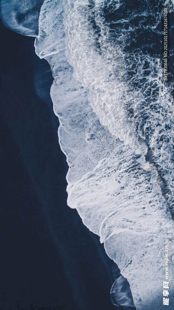 海浪拍岸景象