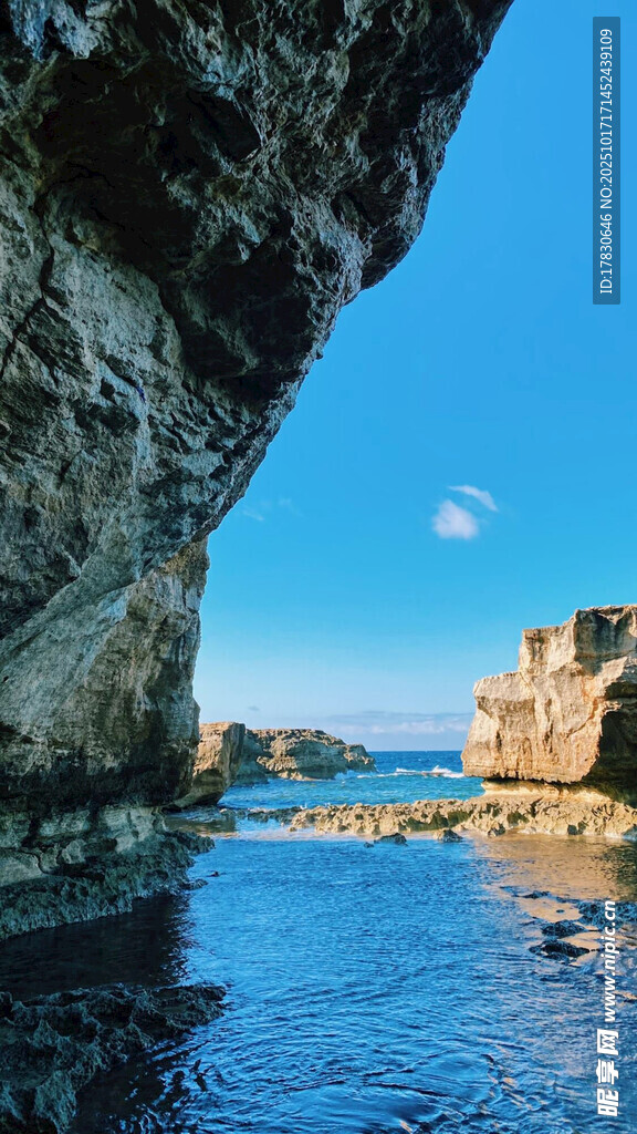 海边岩石下的静谧水域