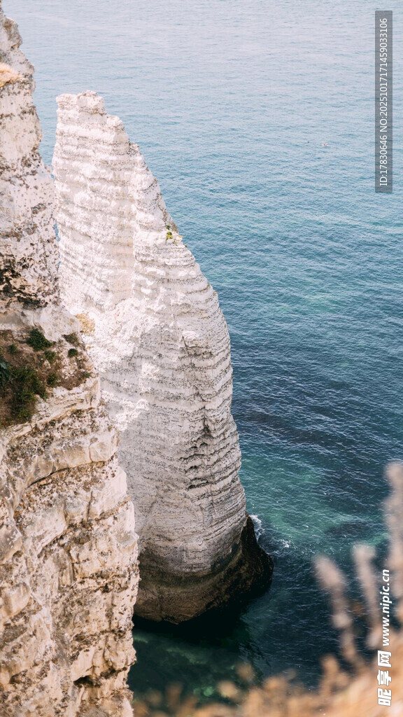 白垩断崖下的辽阔海景
