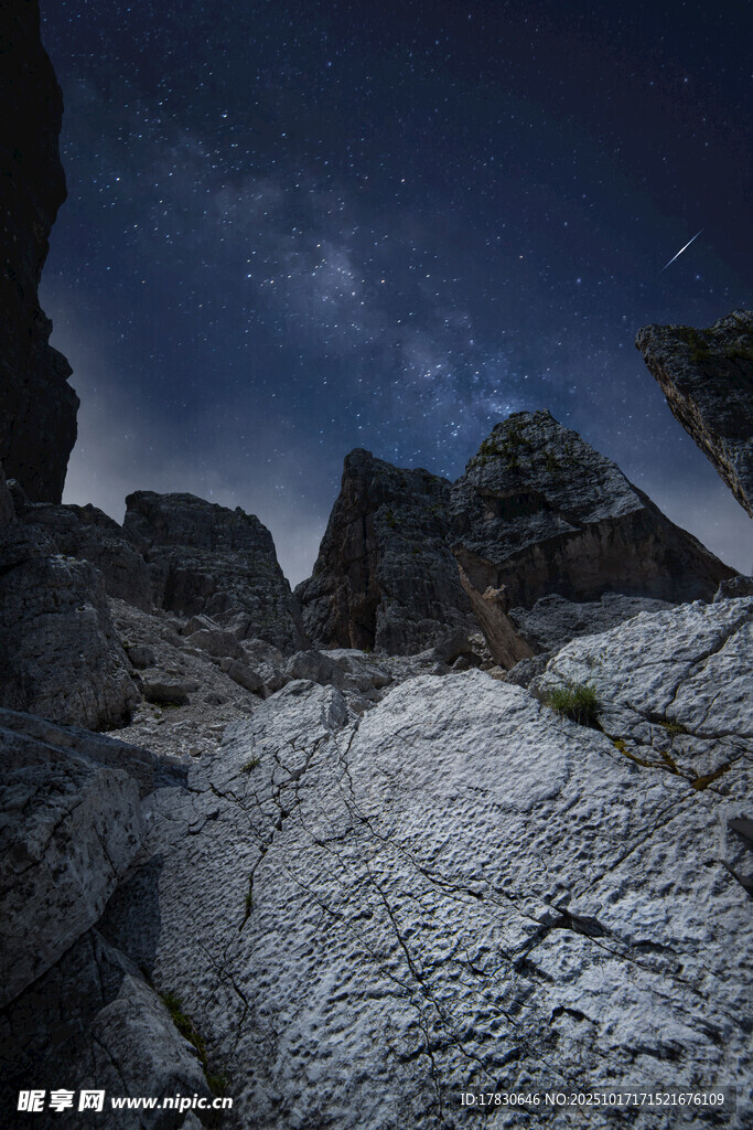 夜空下的嶙峋岩石景观