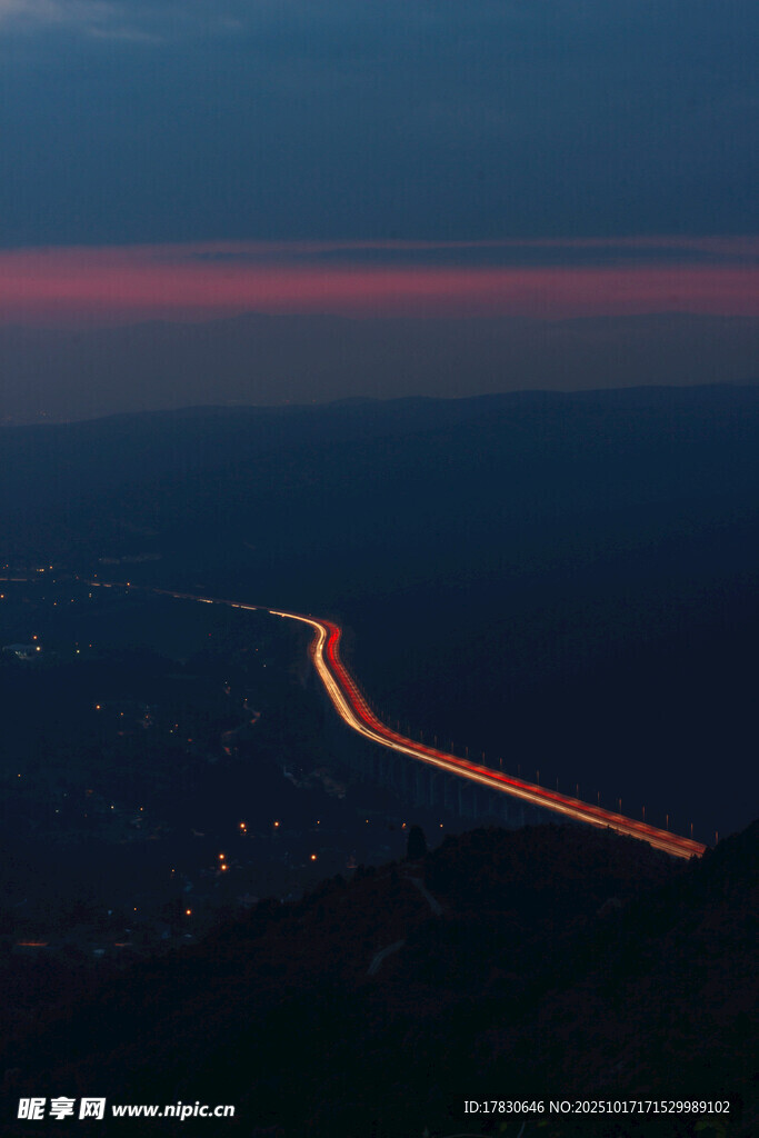 夜幕下蜿蜒的绚丽公路